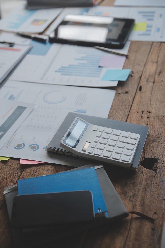 Хеврат БАМ директор на деловой встрече с партнерами