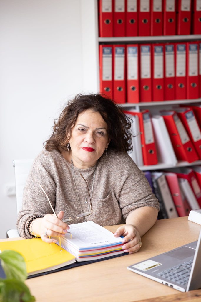 Бухгалтер Израиль анализирует финансовые данные компании и готовит бухгалтерскую отчетность.